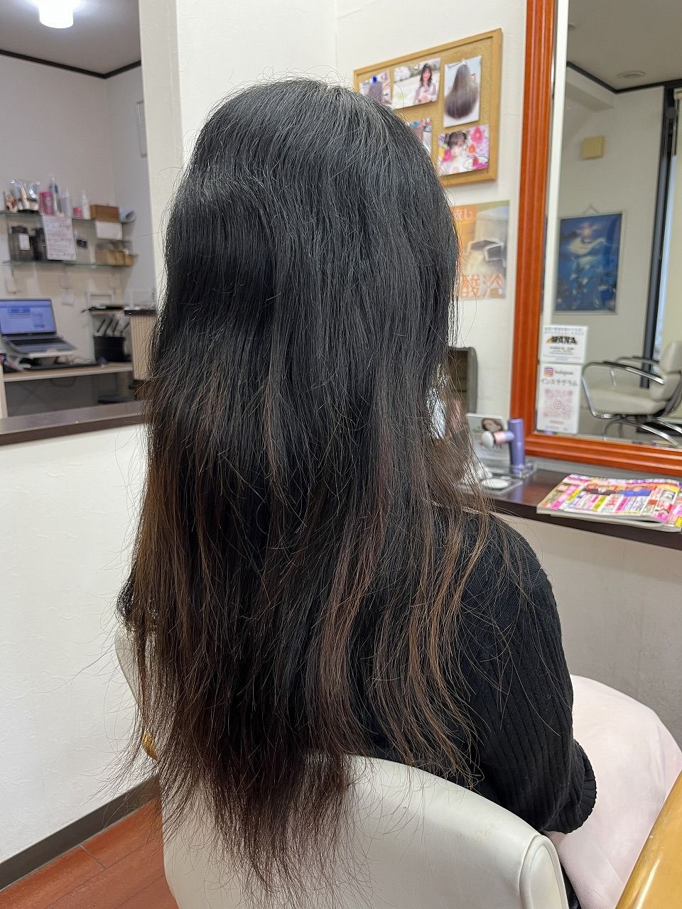縮毛矯正前のロングヘア 後ろ姿（うねり・広がりあり）