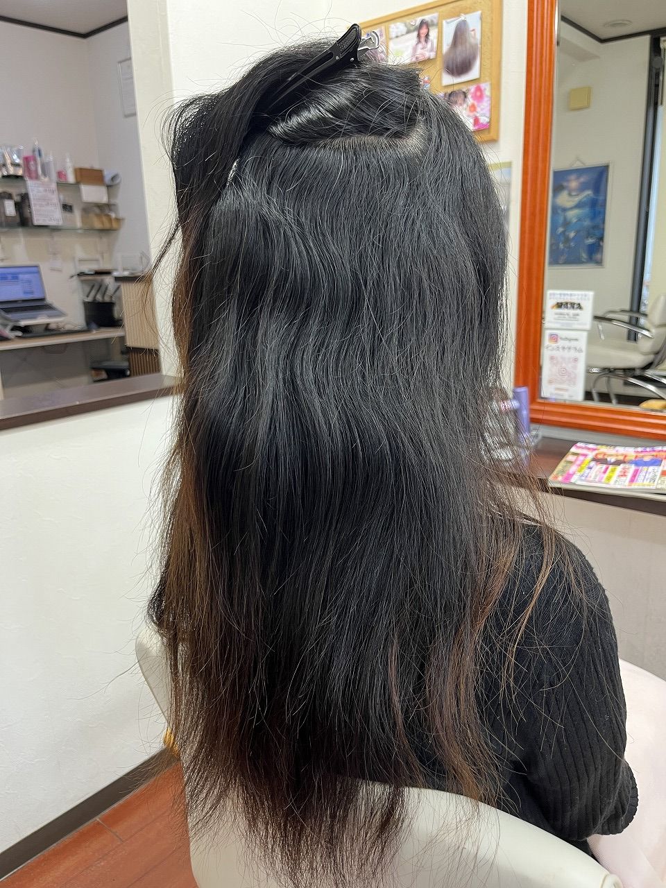 ロングヘアの強いクセの状態（中間から毛先のうねり）