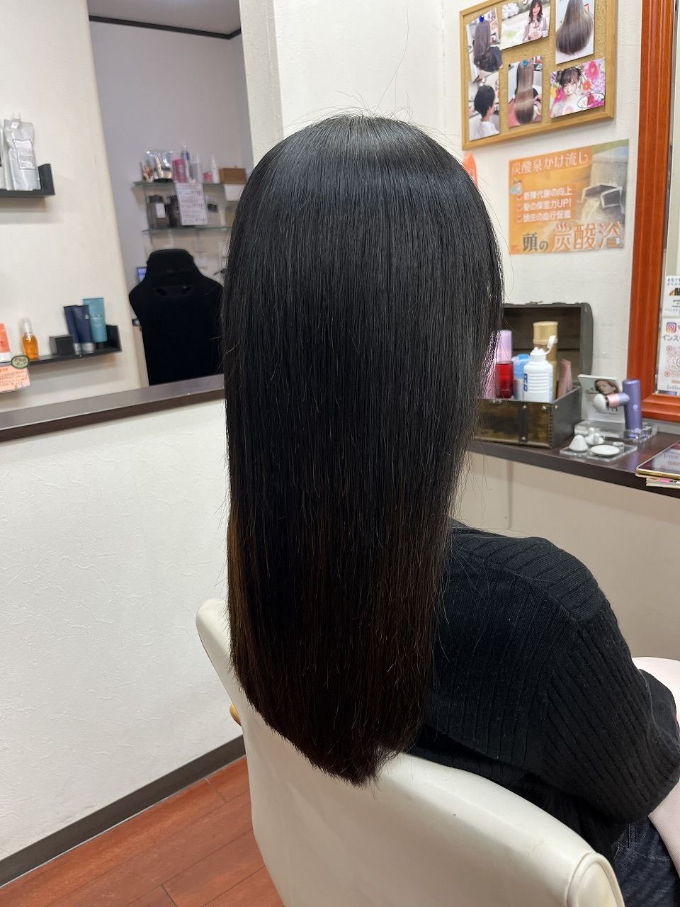 縮毛矯正後のロングヘア（自然なストレート）