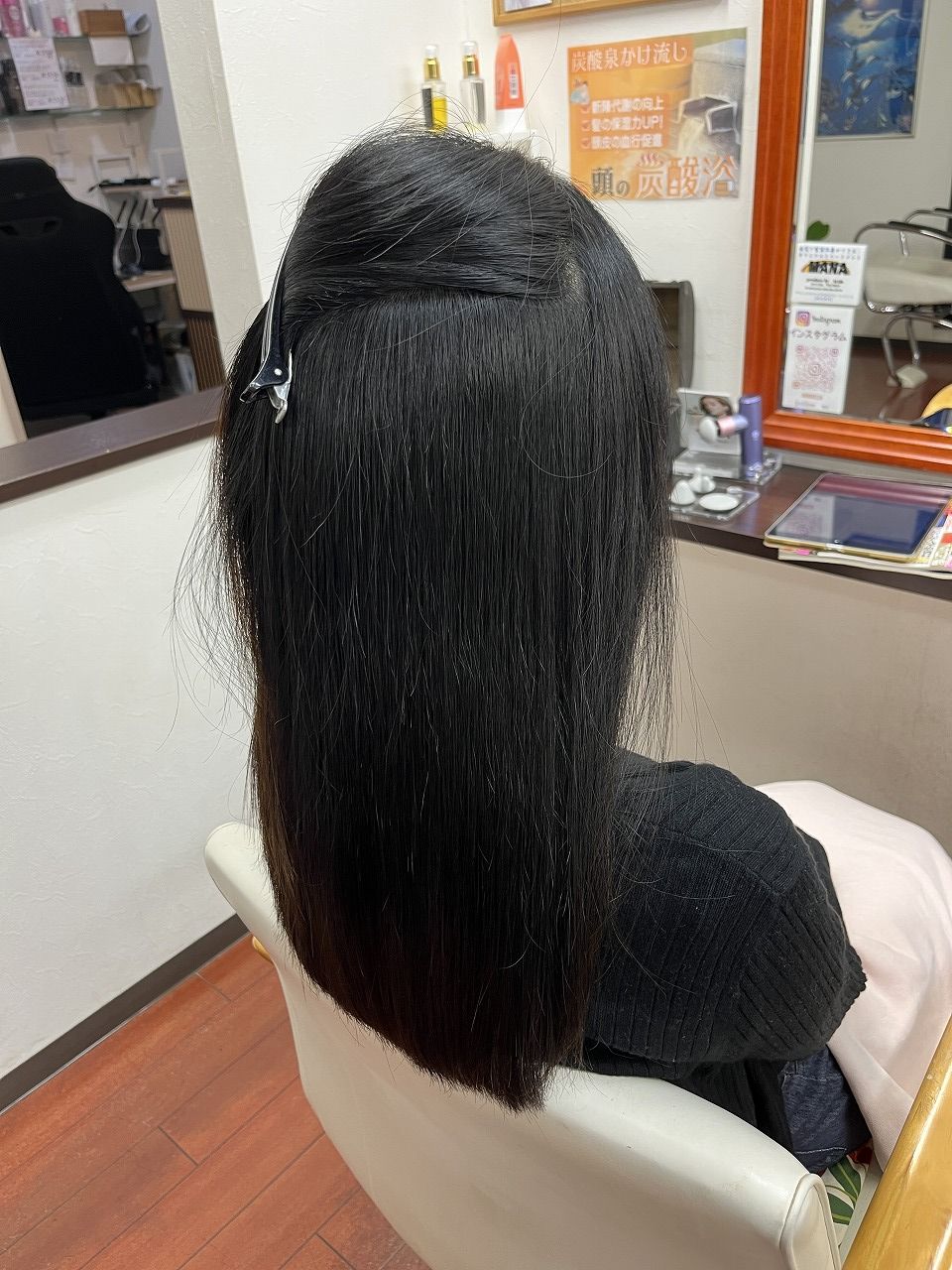 縮毛矯正アフター 横から見た仕上がり（ツヤのあるナチュラルストレート）