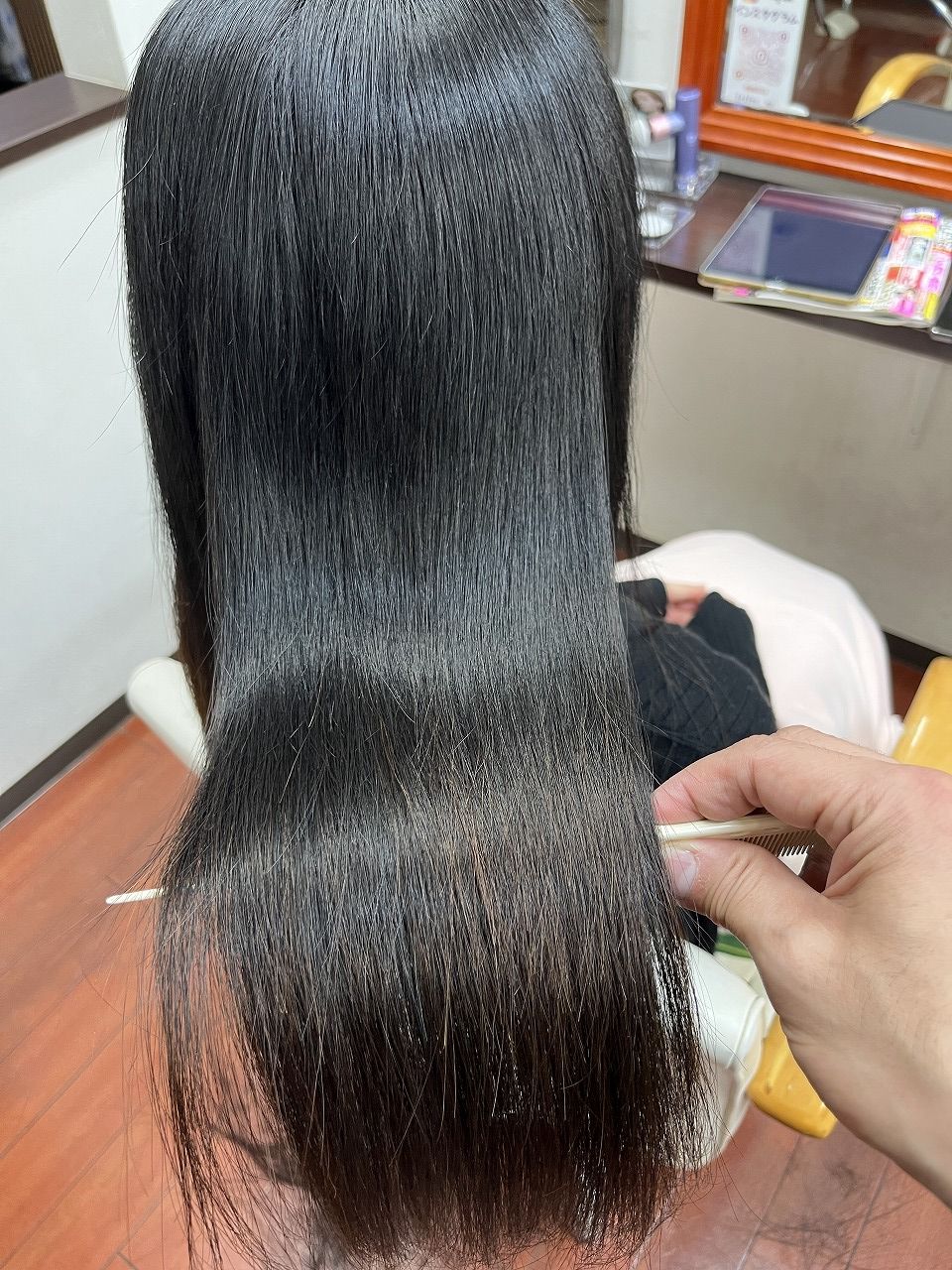 指通りなめらかなツヤのあるロングストレートヘアの仕上がり