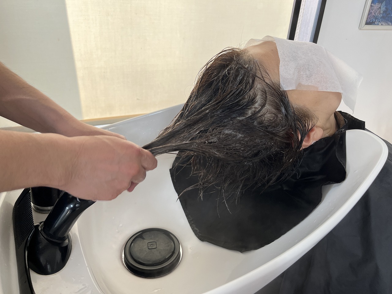 カラー後にトリートメントを塗布して栄養補給