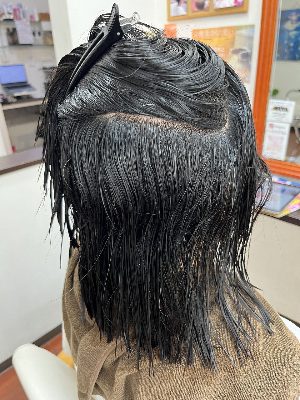 施術前の内側のクセ毛の状態。根元から強いうねりが出ている。