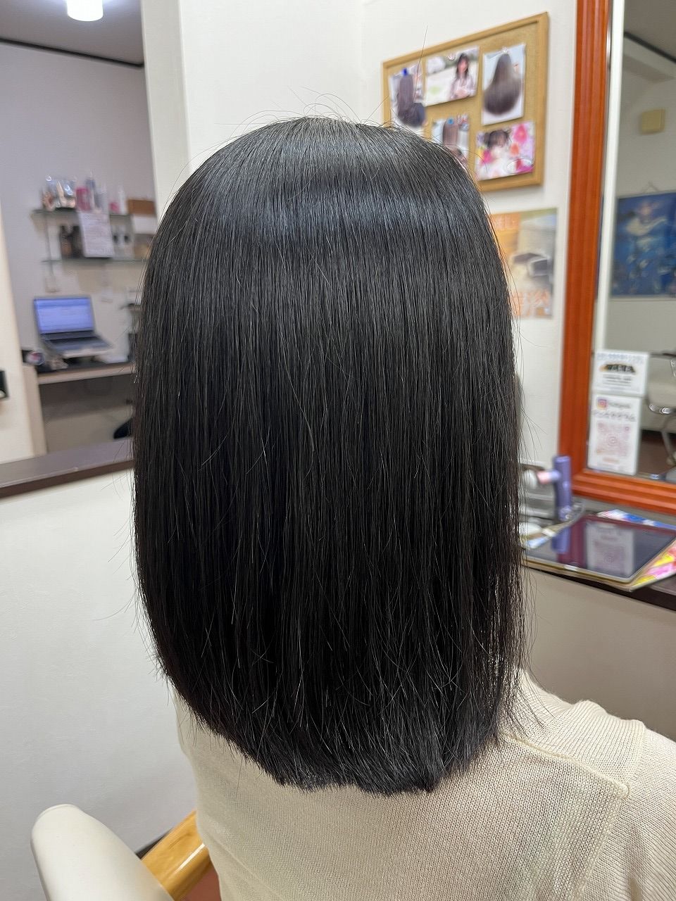 縮毛矯正後の髪。自然なツヤとまとまりがあるストレート。