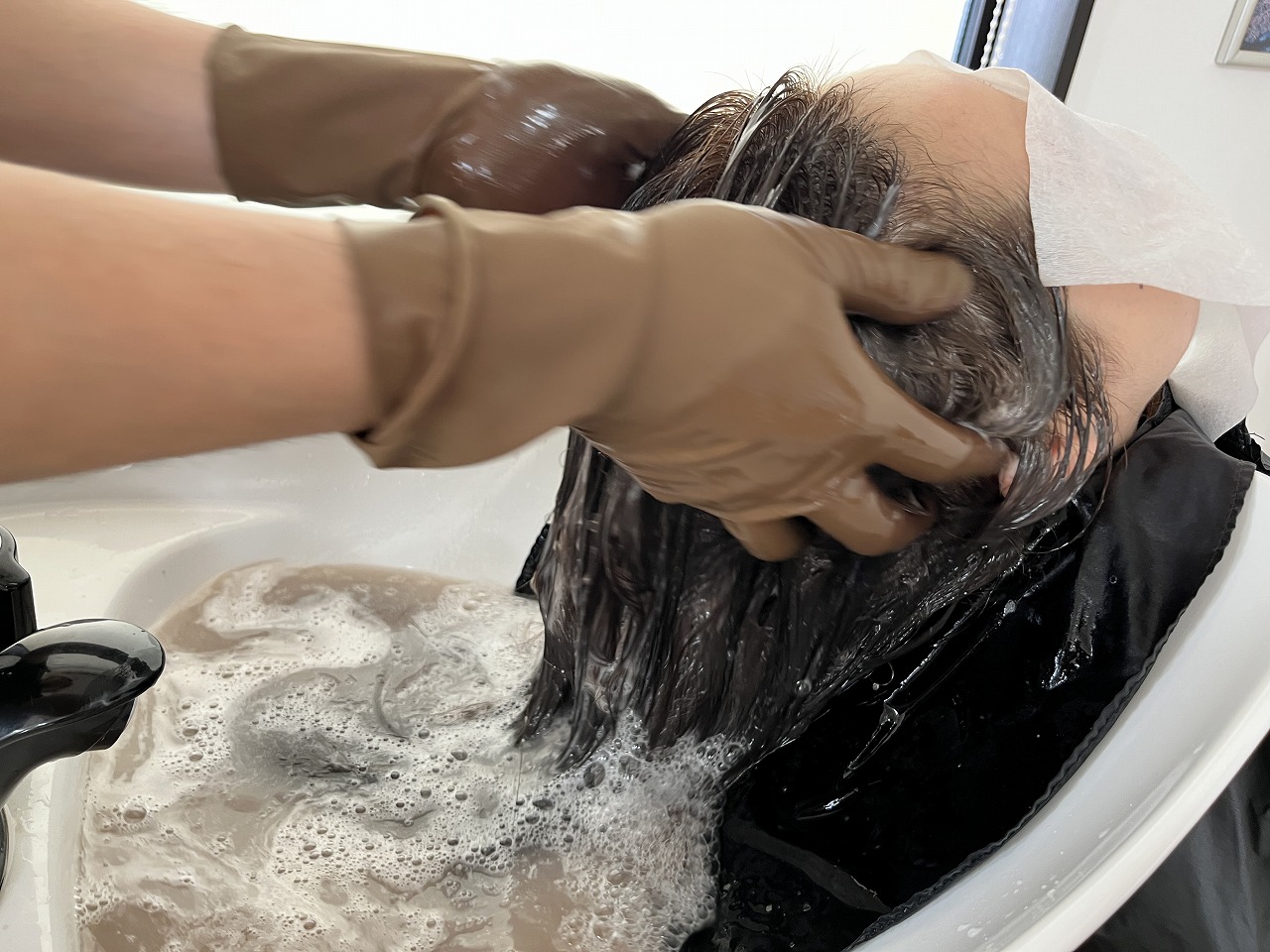 カラー後の乳化作業の様子
