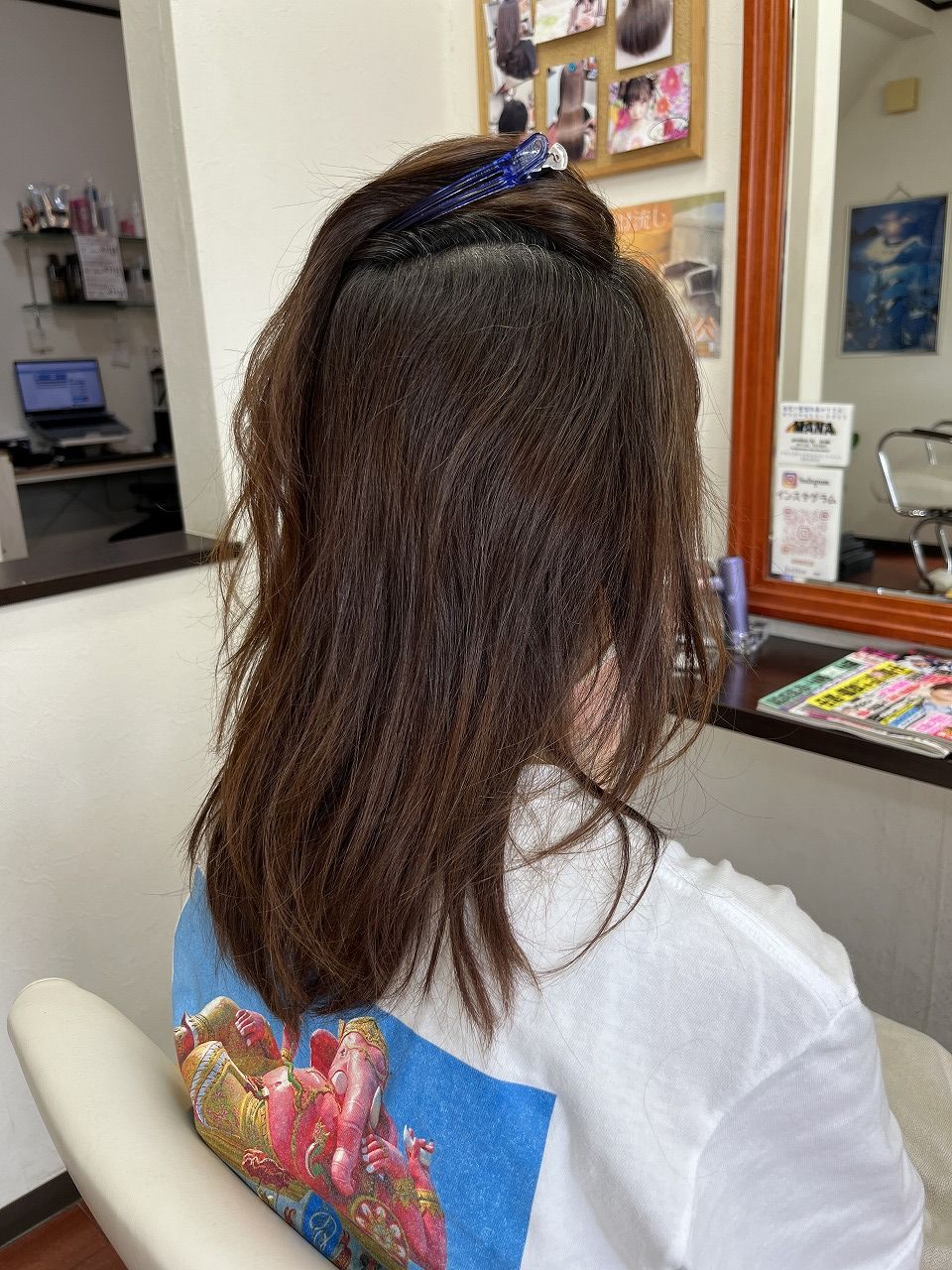 内側のクセの状態を確認。髪がハネやすくうねりもある様子