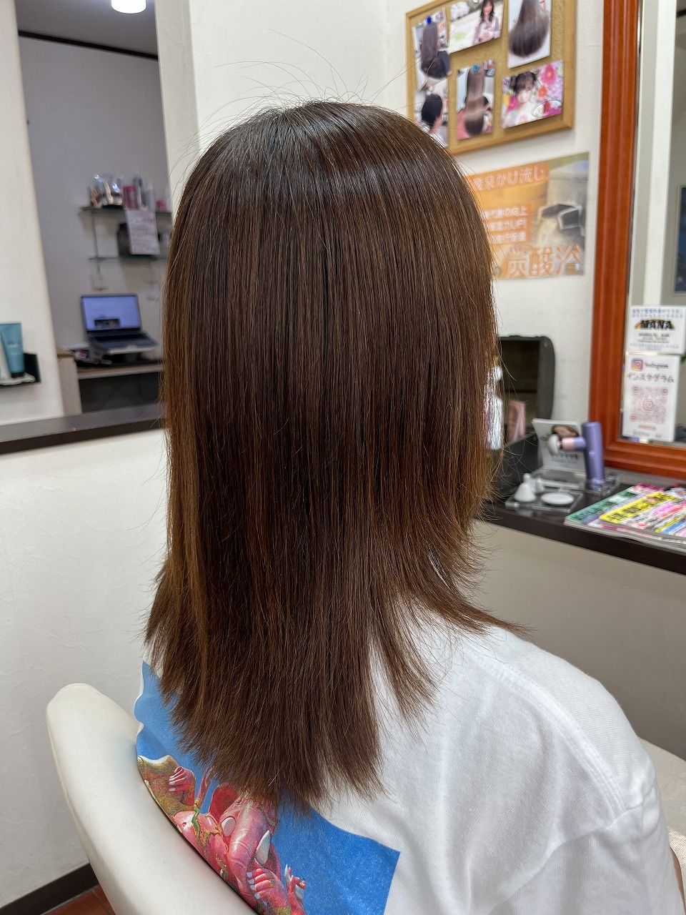 縮毛矯正後の自然なストレートヘア。レイヤーが柔らかく馴染んでいる