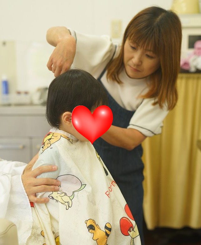 1歳の男の子のカット風景（カット中）