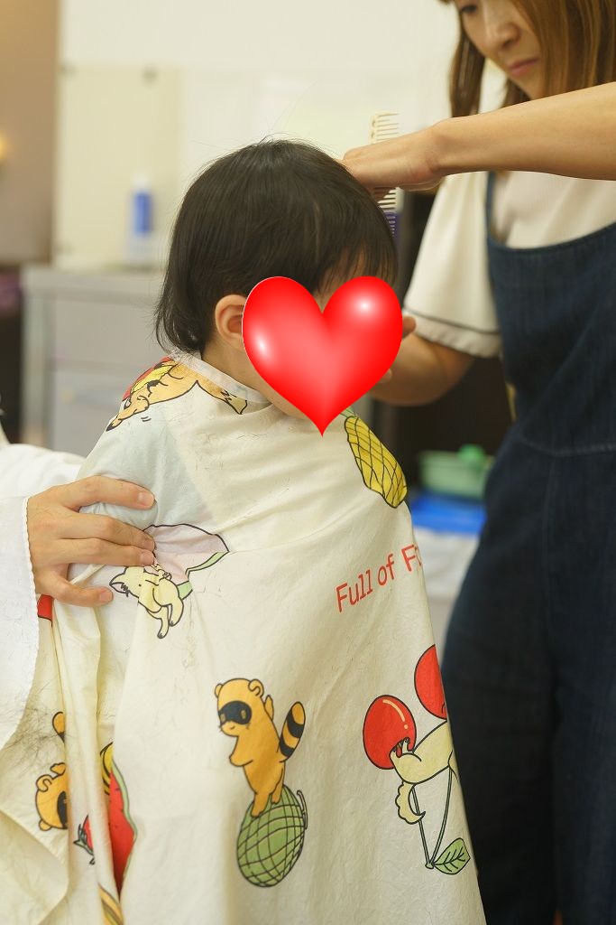 アユによる丁寧なキッズカットの様子