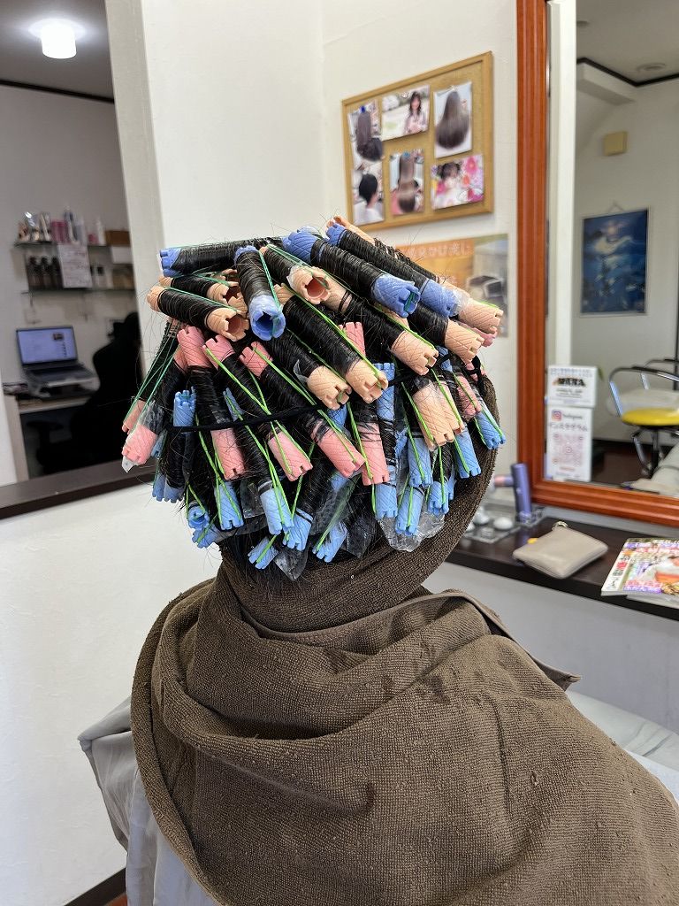 スパイラルパーマ巻き中の様子