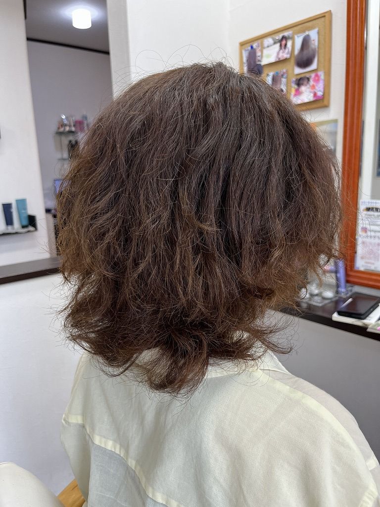 パーマ施術前のミディアムヘアの様子