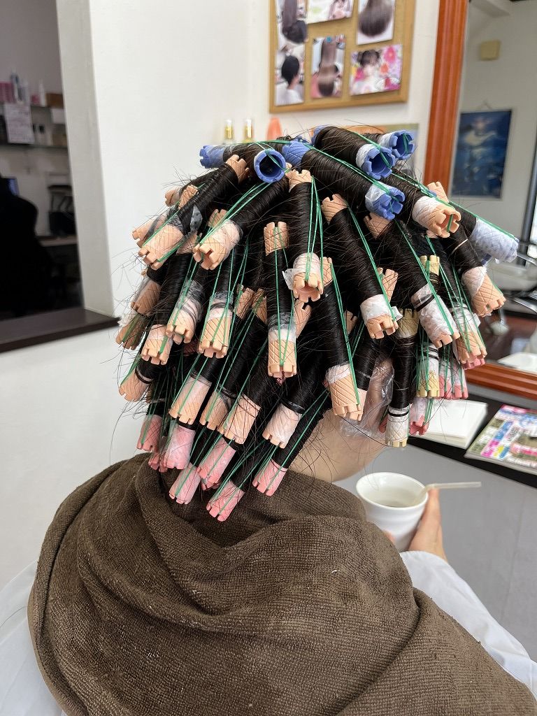 スパイラルパーマのロッド巻き工程の様子