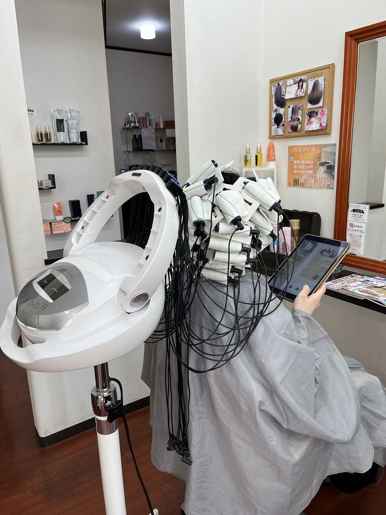 デジタルパーマ施術中の様子