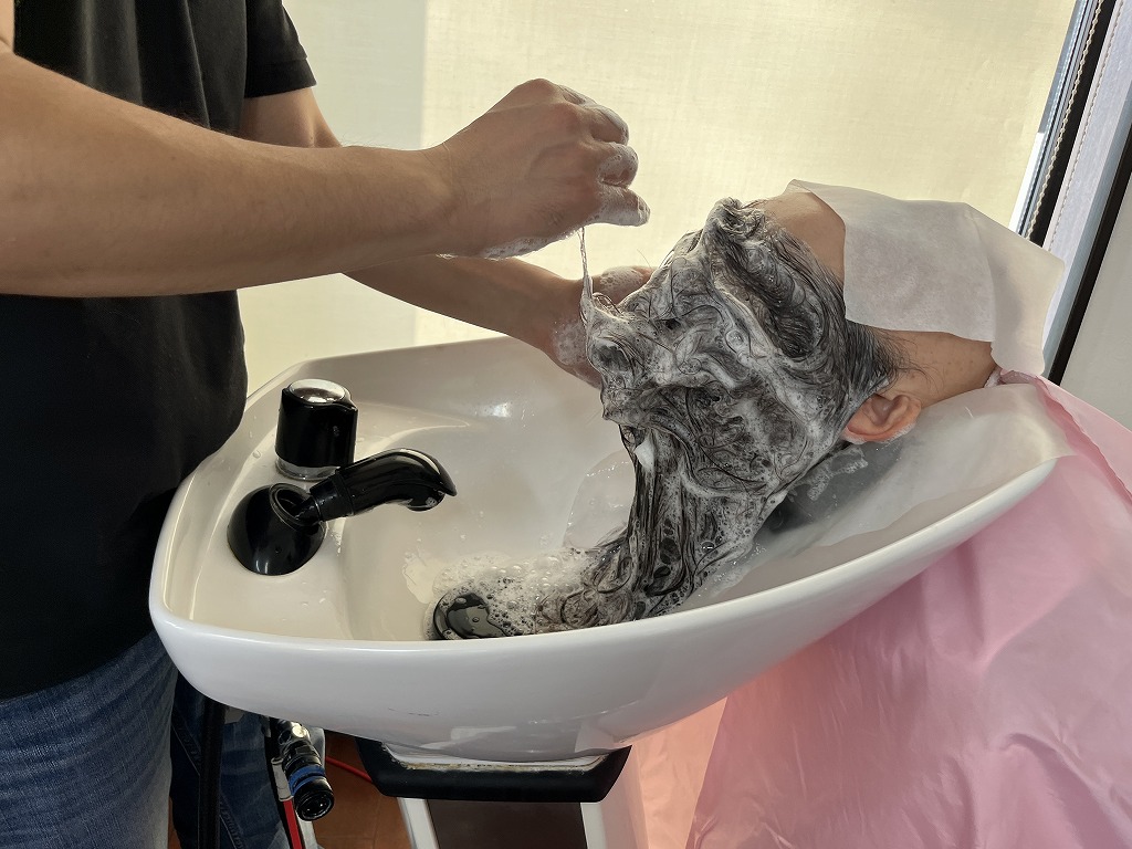 シャンプー施術の様子1