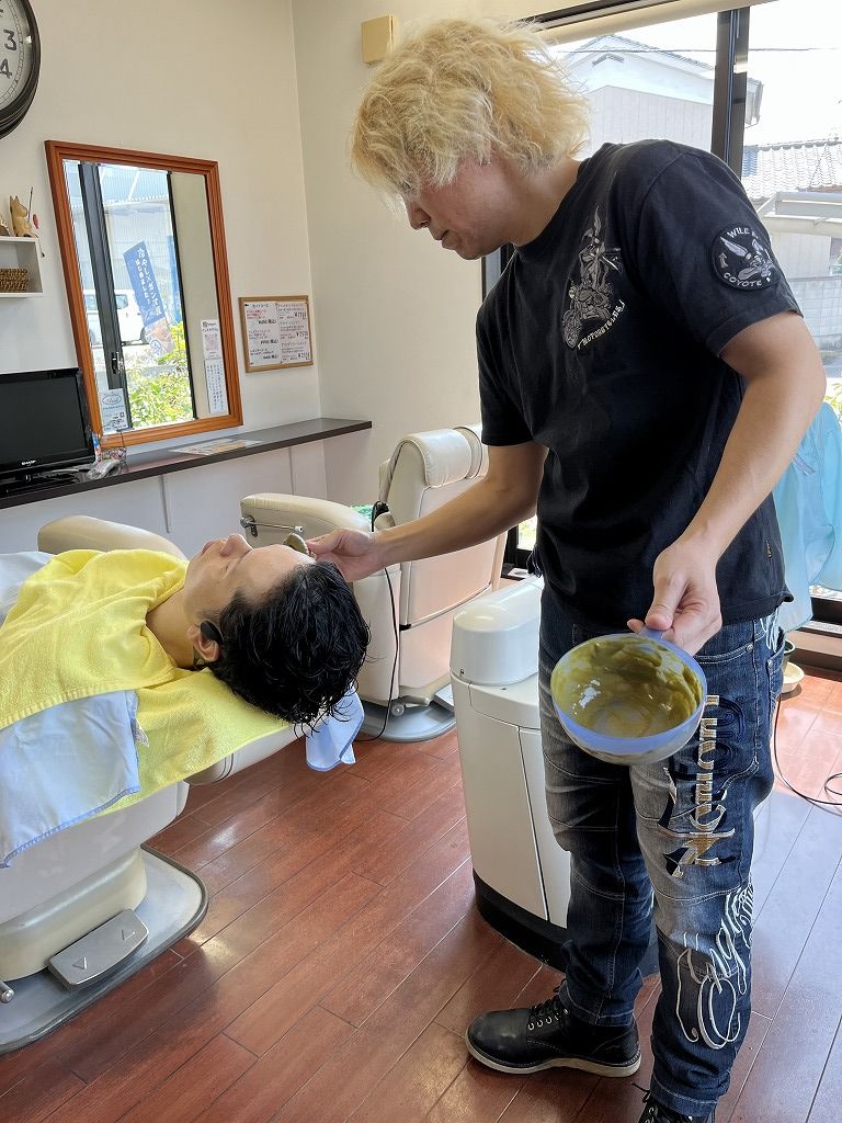男性向けフェイシャルエステを施術している様子