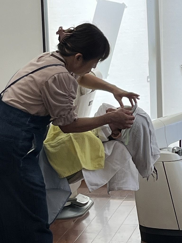 レディースシェービング施術中の様子