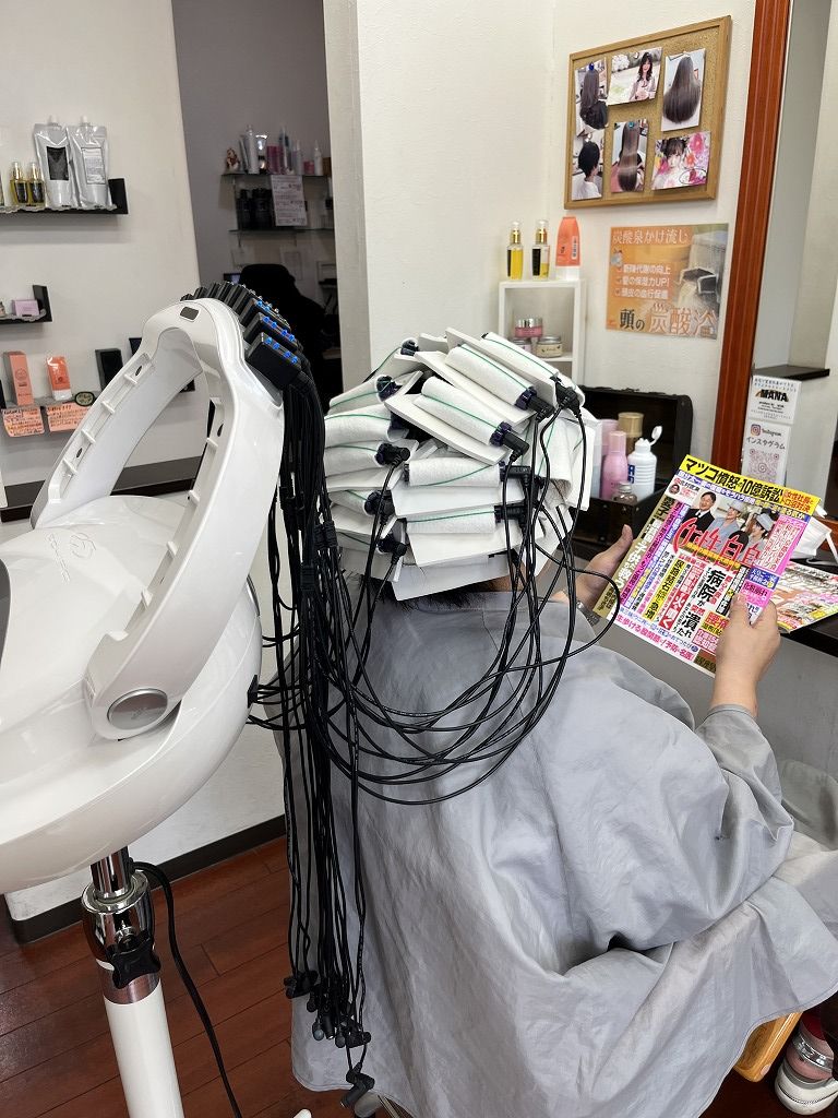 デジタルパーマの機械に入っている様子