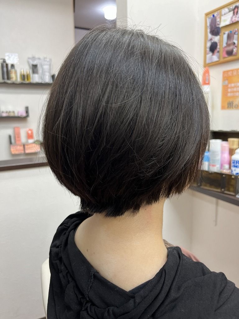 バッサリカット後のショートボブ。首元がしまって後頭部に自然な丸み