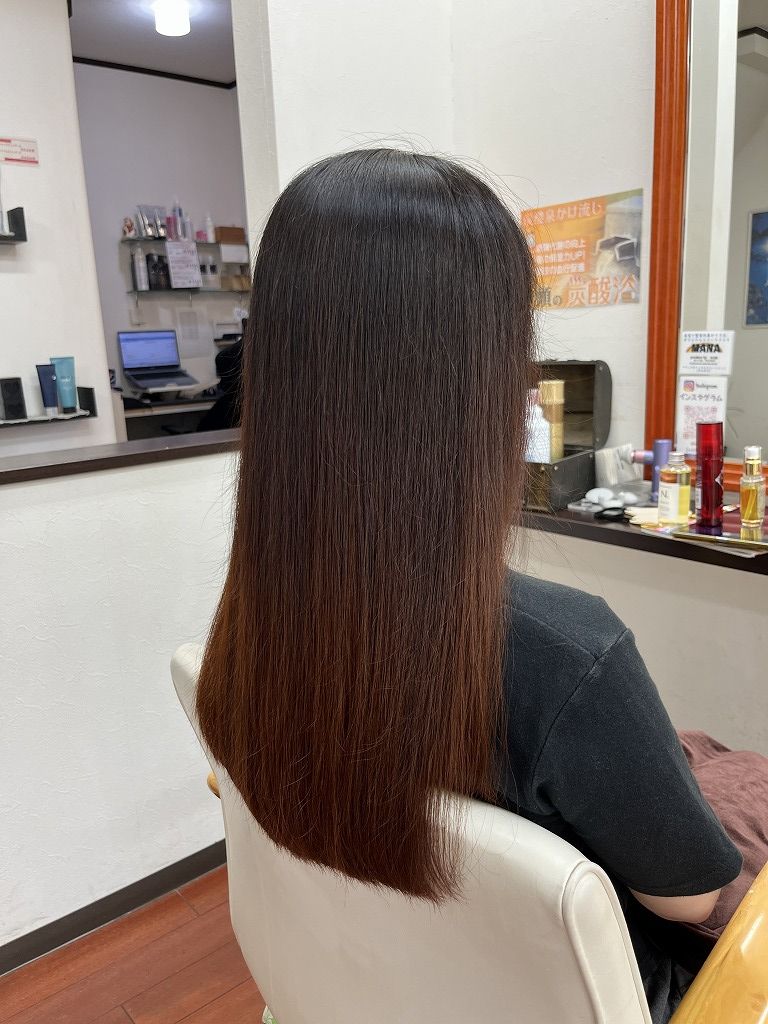 仕上がり:斜め右後ろ。ハナヘナ後は艶が出て自然にまとまっている