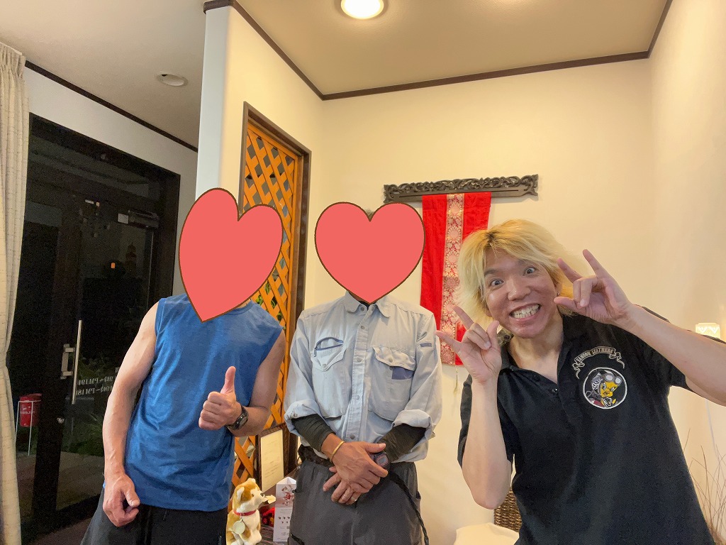 本庄市の美容室アラックで小学校時代の友人が偶然再会し3人で記念写真