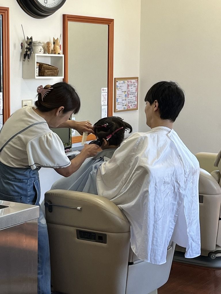 本庄市アラック：抱っこで安心のお子様カットの様子（理容師の妻が担当）