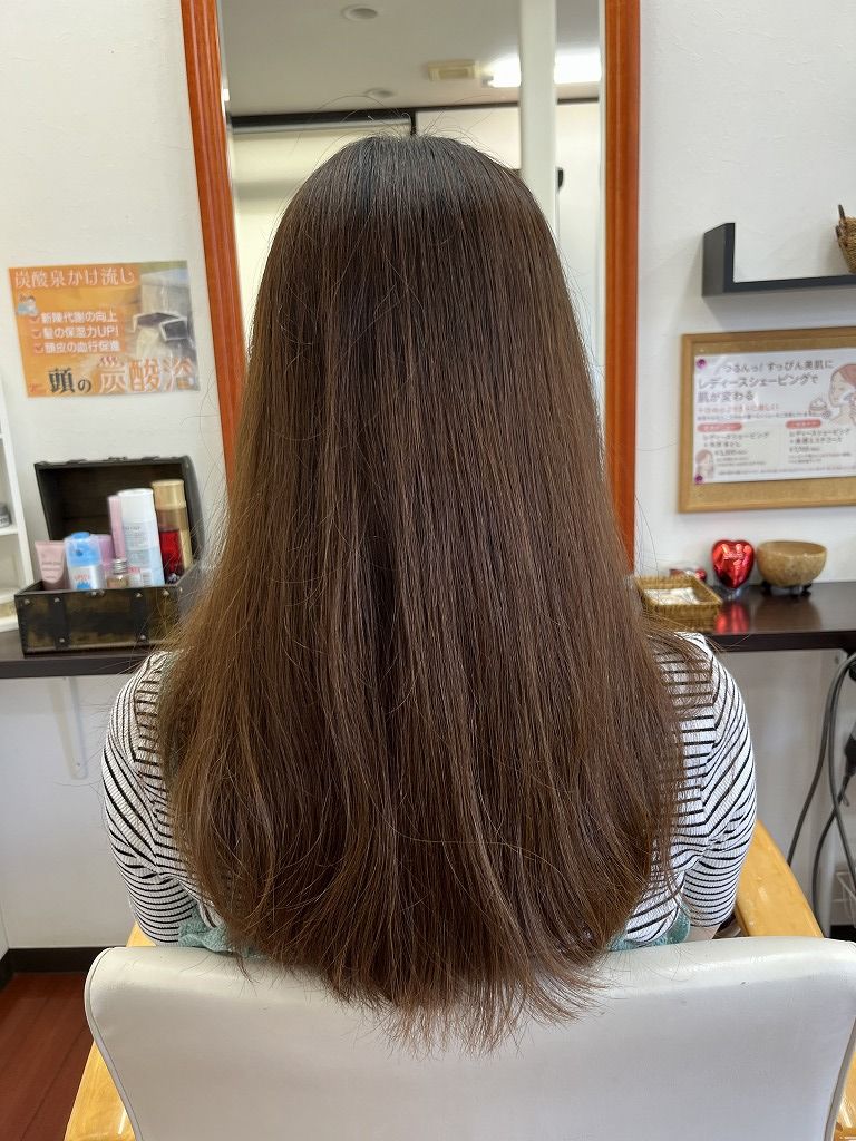 施術前：ロングヘアのボリューム感とツヤ不足（後ろ姿・正面鏡越し）