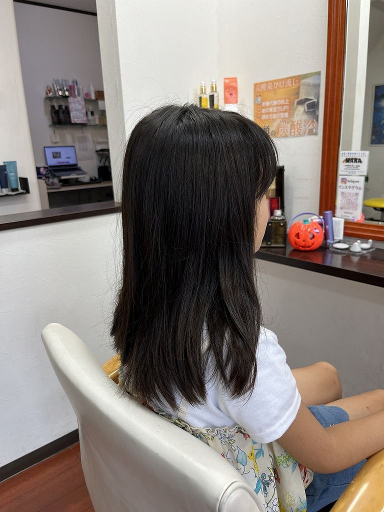 小学校2年生の女の子のビフォー。肩下まで伸びたロングヘア