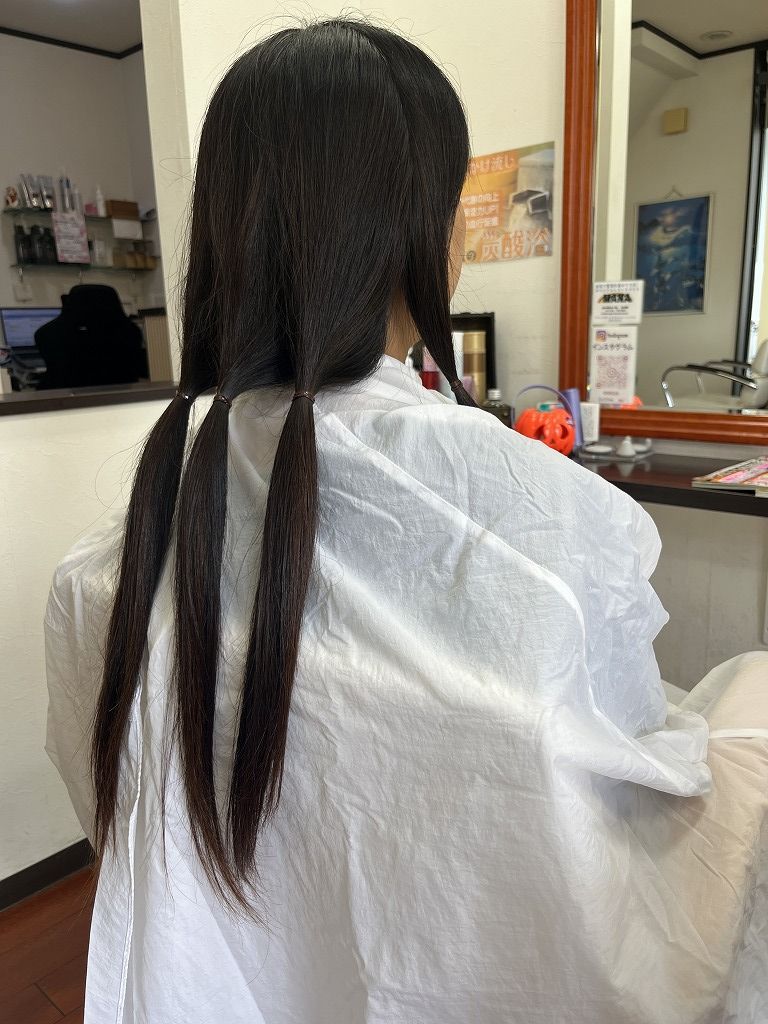 寄付用に分けた毛束を後ろから見た様子