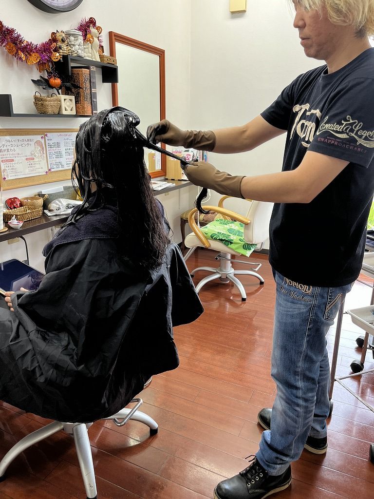 施術中　ノンジアミンカラーを塗布している様子