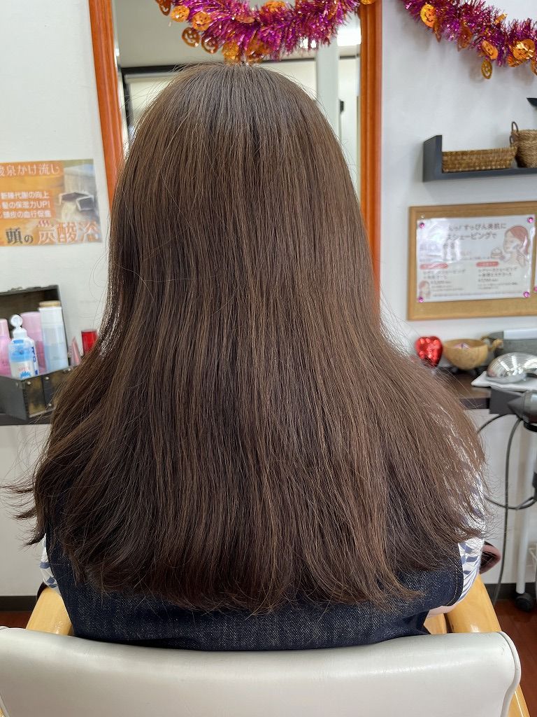 ビフォー　毛先にダメージがありクセも出てきています