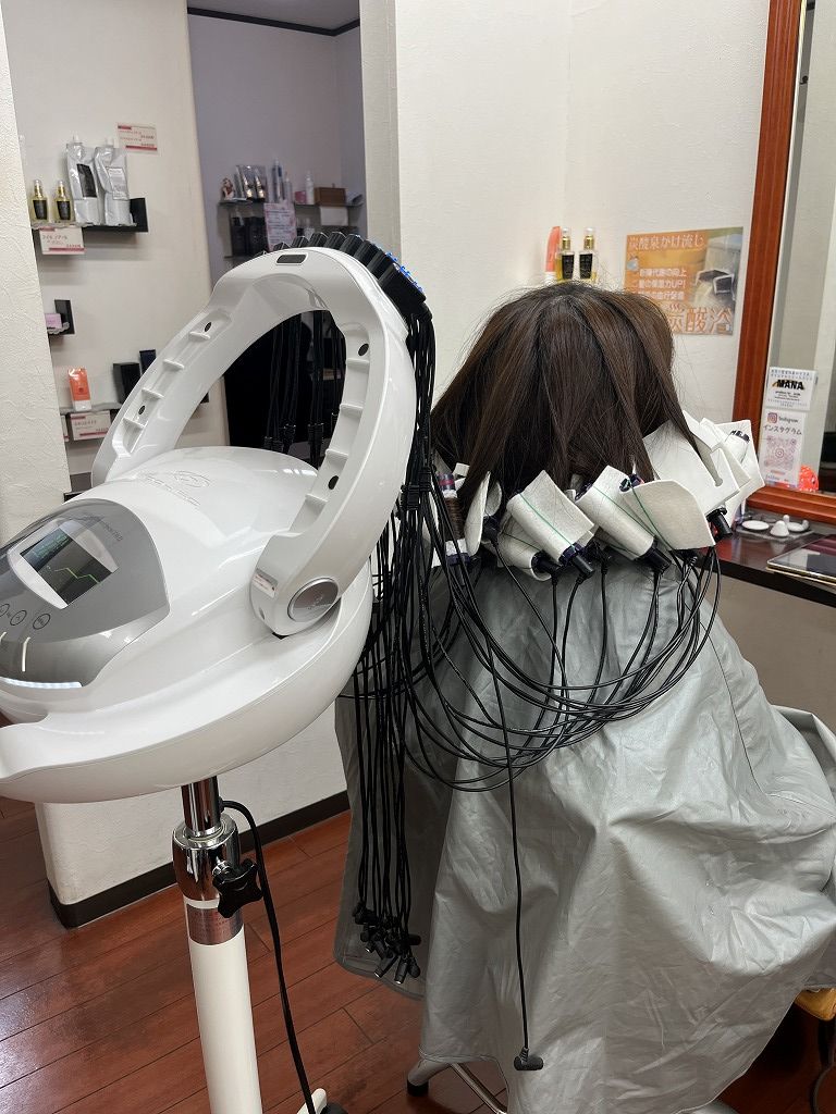 デジタルパーマの機械に入っている施術中の様子