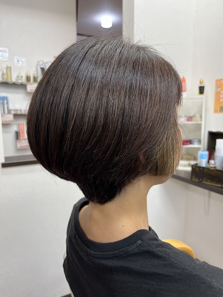 後頭部の丸みを強調したショートボブのカット仕上がり