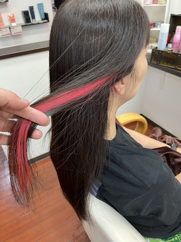 インナーカラーのピンク。耳掛けで見える可動域をデザイン
