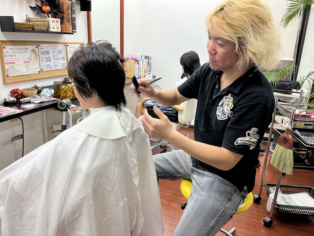 おばあちゃんのカット風景 本庄市ヘアーリゾートアラック