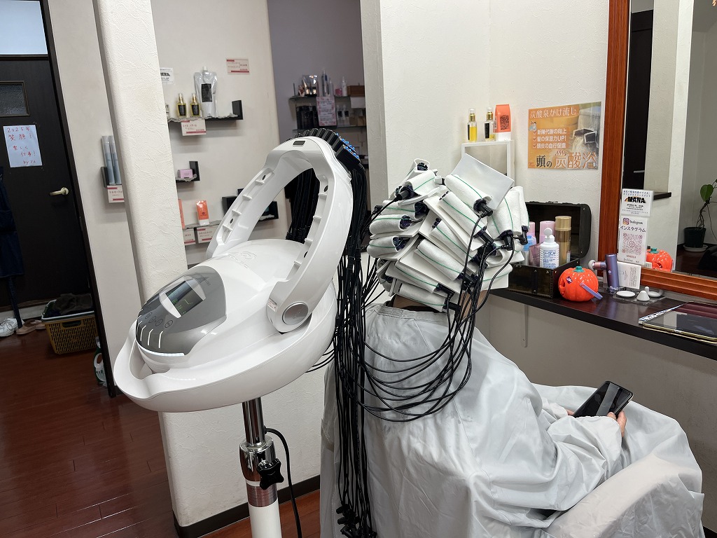 デジタルパーマの機械で加温中の様子
