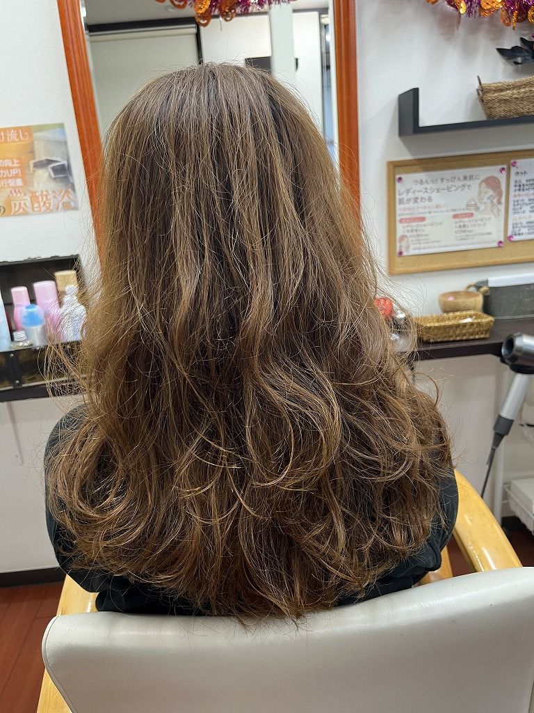 デジタルパーマアフター後ろ姿　柔らかいカール仕上がり