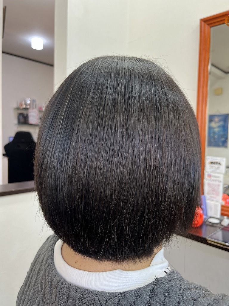 アフター:後ろ姿。自然な丸みを残したストレートボブの仕上がり