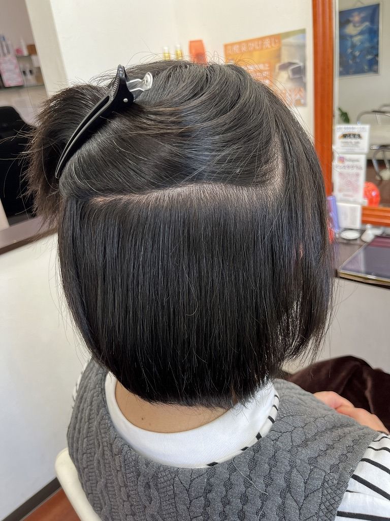 アフター:分け取った内側。うねりが収まりキューティクルが整ってツヤのある状態