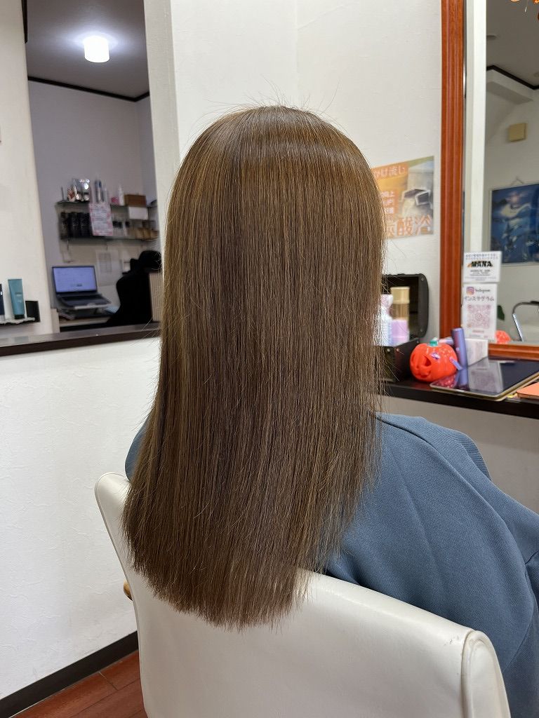 仕上がりのアフター。表面は自然なブラウンでツヤのあるストレートロングにまとまっています。