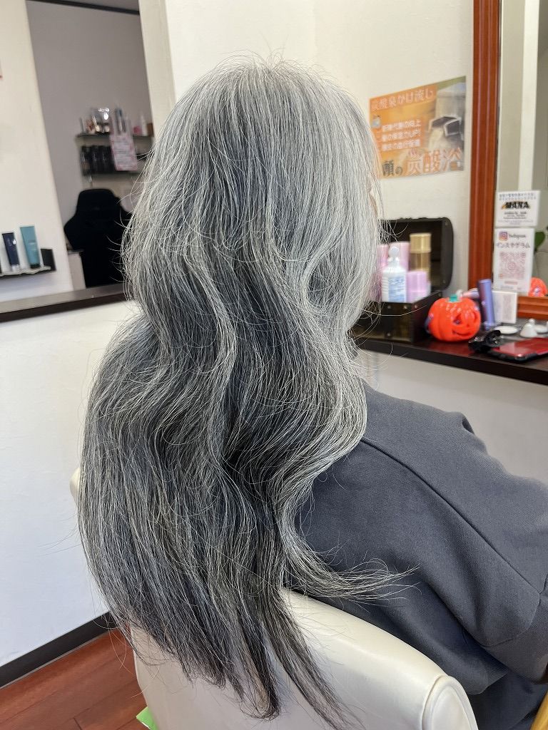 ヘアドネーション前のロングヘア 長さ31cmをカット予定