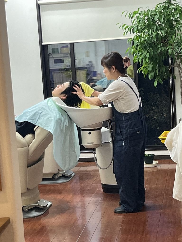 妻がメンズカット前にシャンプーしている様子