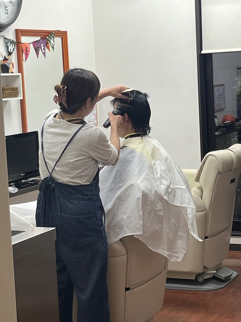 妻がメンズカットをしている様子