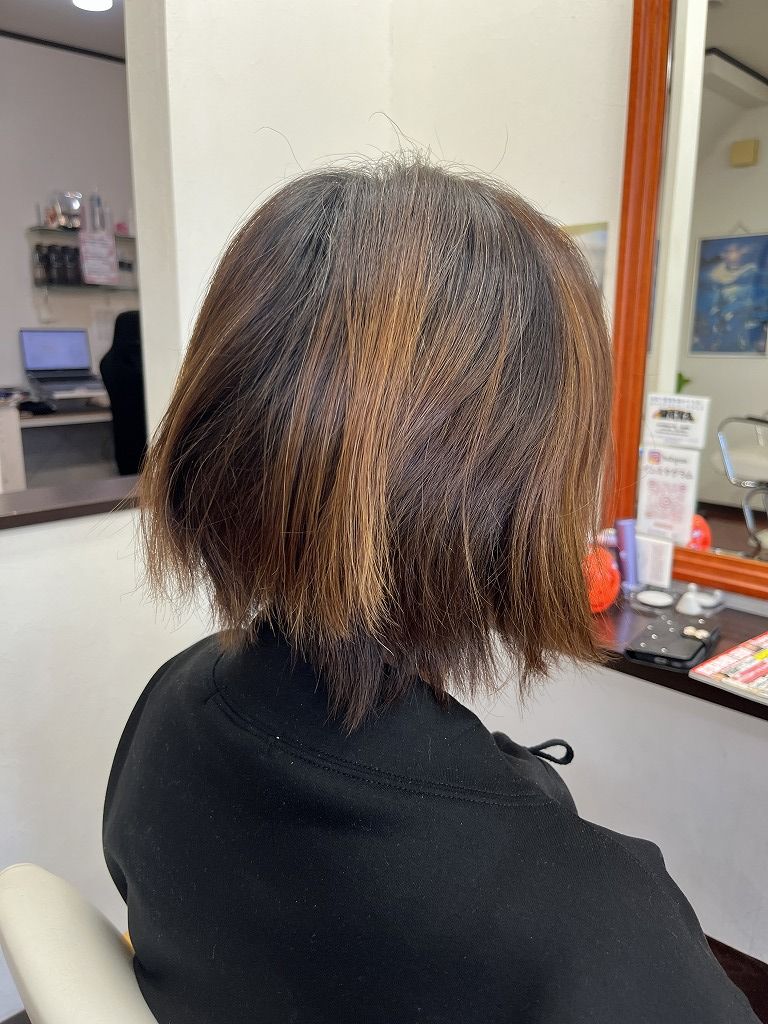 ビフォー 広がりやすく退色したボブスタイル