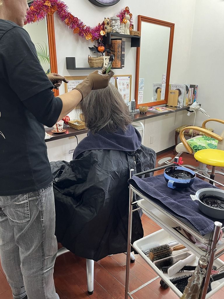 ノンジアミンカラーを塗布している様子（アラック）」 loading=