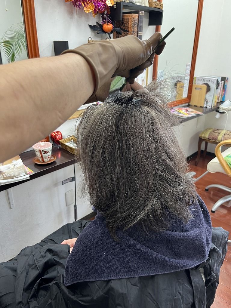 ノンジアミンカラーの施術中の後ろ姿
