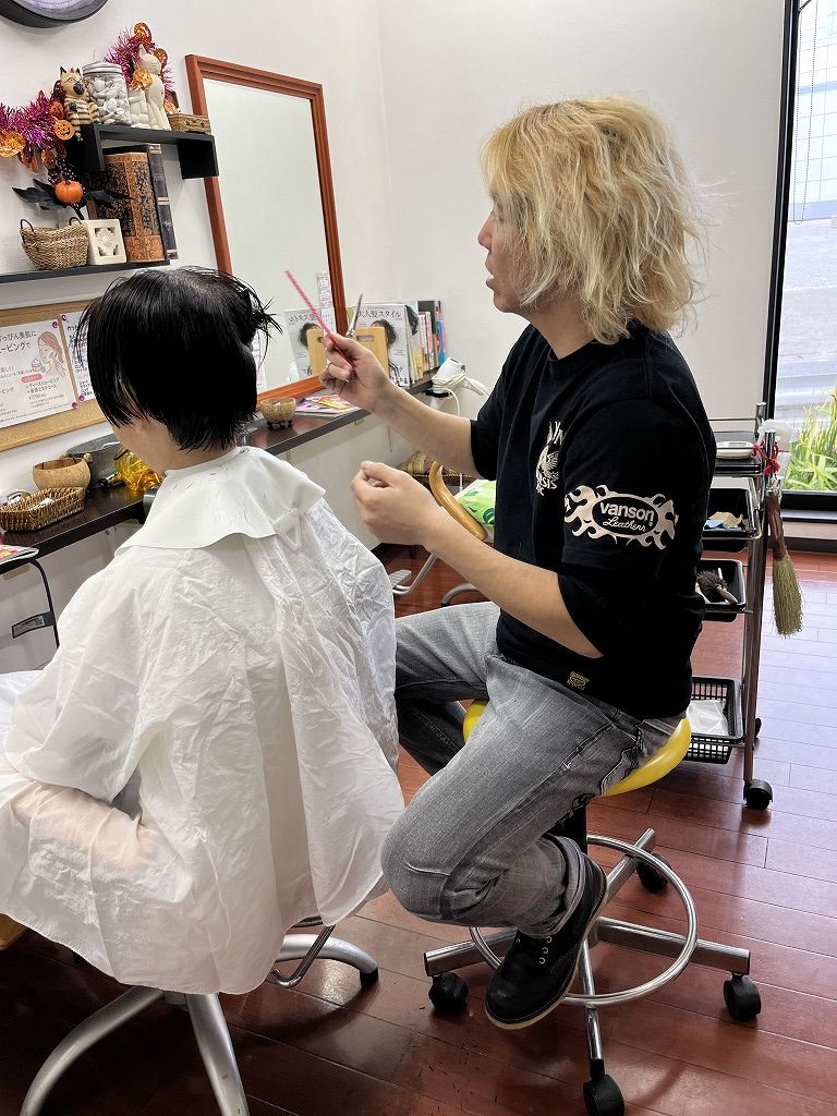 メンズカット中のタイシの仕事風景