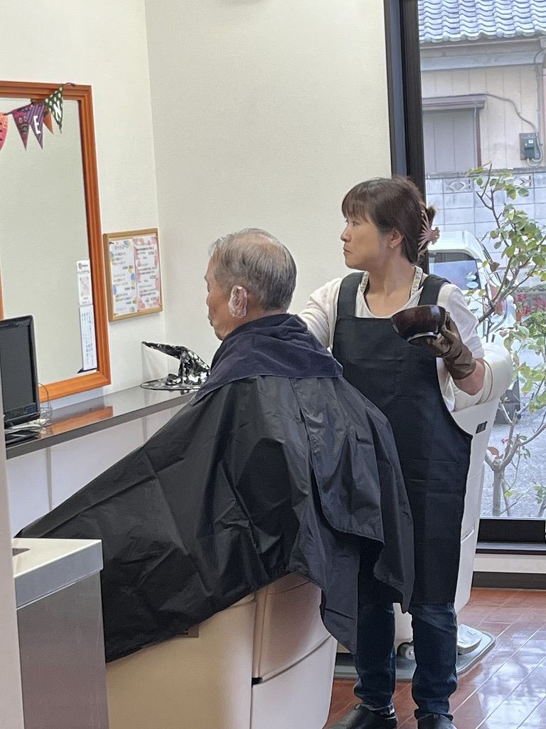 アユが男性ゲスト様のカラーをしている様子