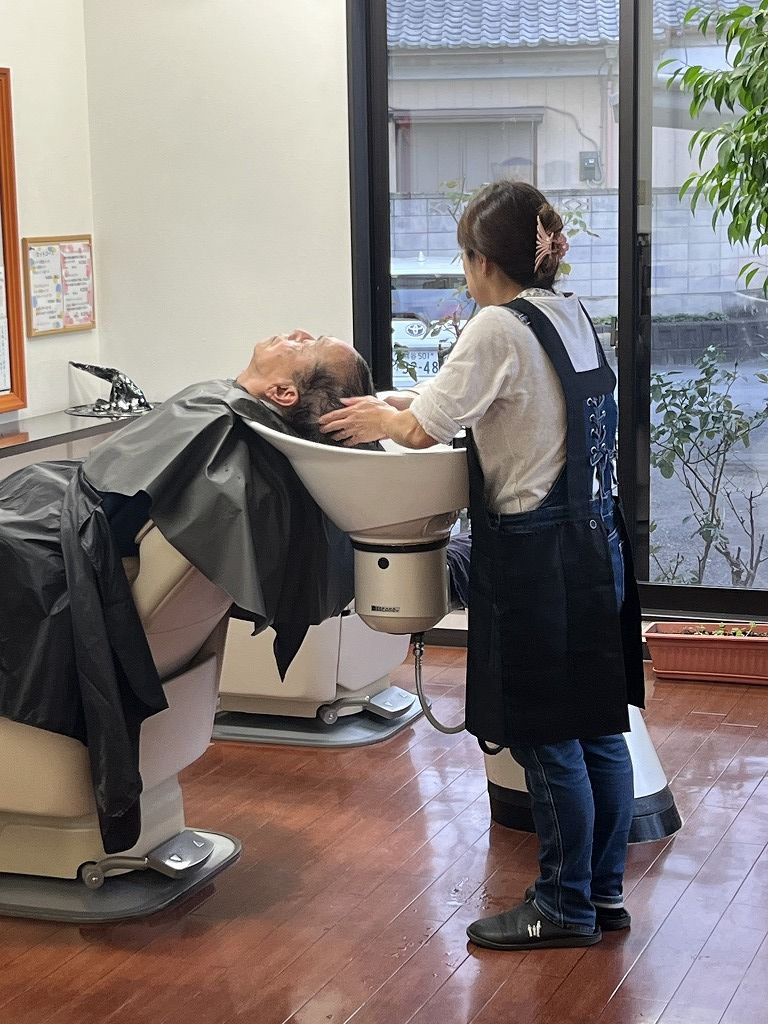 カラー後にシャンプーしている様子