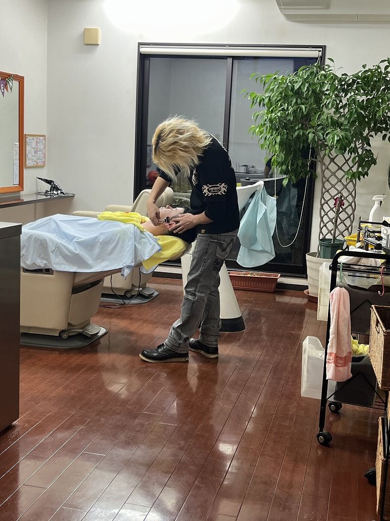 タイシが男性ゲスト様をシェービングしている様子