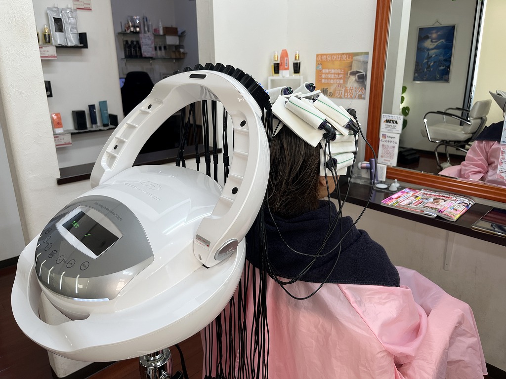 ショートの部分デジタルパーマ施術中の様子(機械に入っている状態)